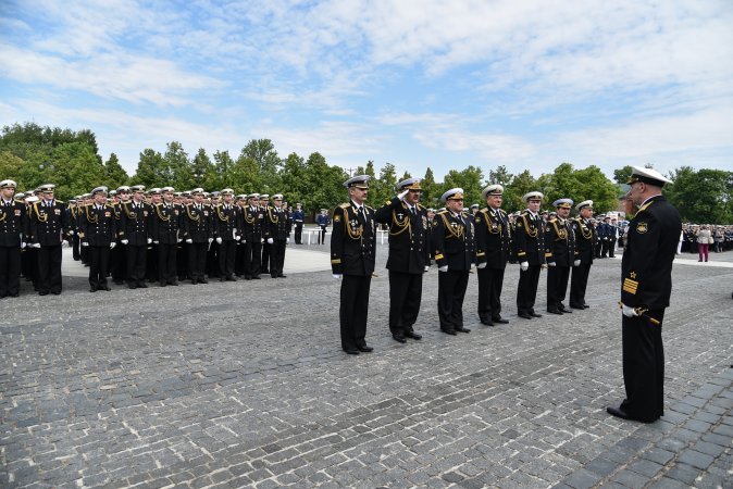 Выпускники Военно-морской академии на церемонии вручения дипломов. Якорная площадь, Кронштадт, 20 июня 2015 г. Выпускники Военно-морской академии на церемонии вручения дипломов. Якорная площадь, Кронштадт, 20 июня 2015 г.